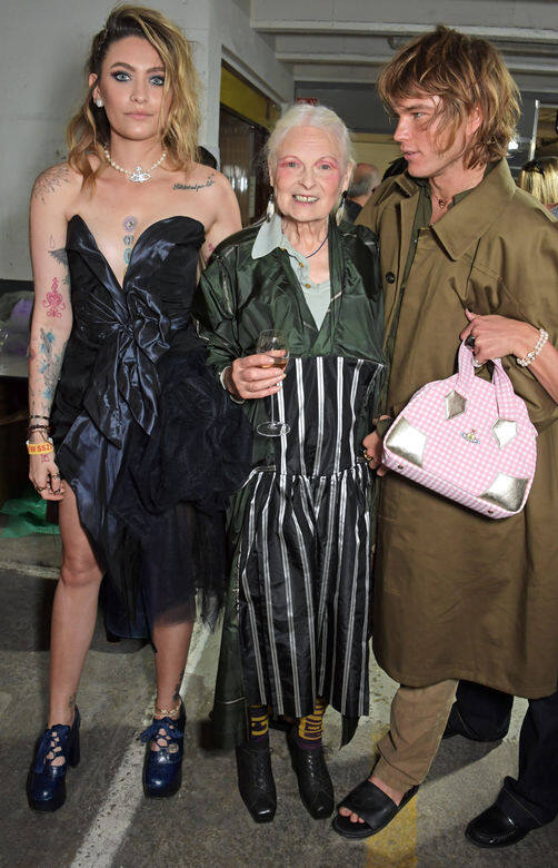 Paris Jackson出席Vivienne Westwood 2021秋冬系列發佈會,選擇了揉合濃厚搖滾及龐克氣息的V Paris Jackson出席Vivienne Westwood 2021秋冬系列發佈會,選擇了揉合濃厚搖滾及龐克氣息的V