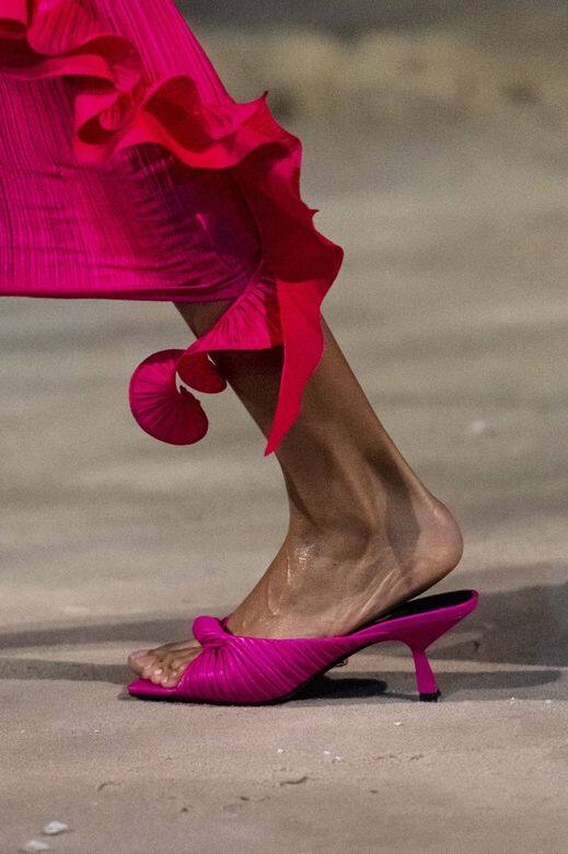 Versace 2021春夏系列的所有設計也盡用多樣色彩演繹品牌理想的海底世界,連 Versace 2021春夏系列的所有設計也盡用多樣色彩演繹品牌理想的海底世界,連