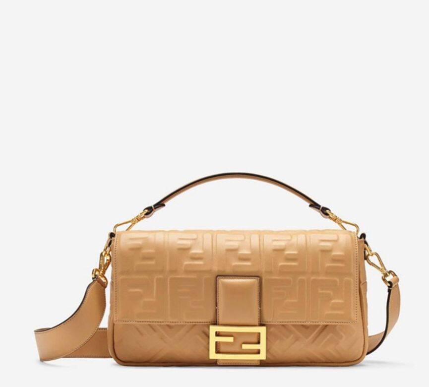 Fendi Baguette一向是貴婦手袋代表,奶茶色皮革上滿佈凹凸有致的logo壓紋,溫和地 Fendi Baguette一向是貴婦手袋代表,奶茶色皮革上滿佈凹凸有致的logo壓紋,溫和地