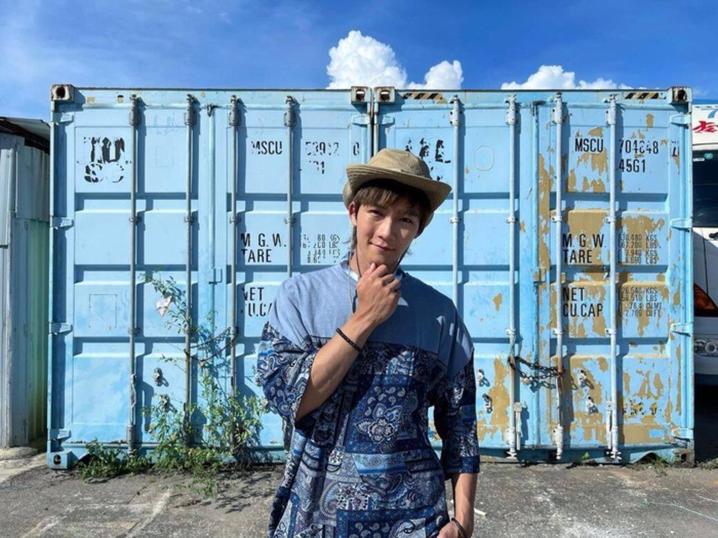 鬆身又透薄的拼布恤衫再配搭一頂草帽,立即令Alton的造型充滿渡假感覺。 鬆身又透薄的拼布恤衫再配搭一頂草帽,立即令Alton的造型充滿渡假感覺。