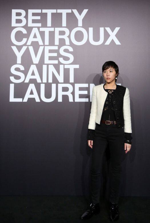 說到中性打扮,不得不提歌手Leah Dou(竇靖童)的穿衣風格,她早前亦以Saint Laurent黑 說到中性打扮,不得不提歌手Leah Dou(竇靖童)的穿衣風格,她早前亦以Saint Laurent黑