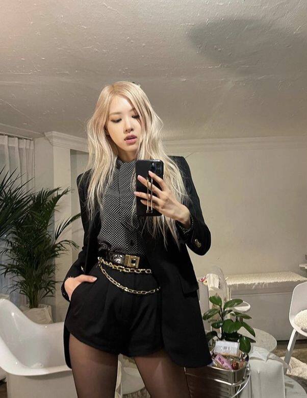 而韓國女團Blackpink的成員Rosé更常常以西裝外套配搭襯衣、熱褲等衣物,可見作 而韓國女團Blackpink的成員Rosé更常常以西裝外套配搭襯衣、熱褲等衣物,可見作