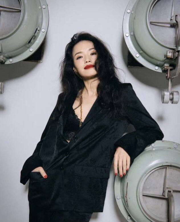 一向以健康性感風格示人的舒淇與Saint Laurent的品牌格調相當搭配!只是簡單 一向以健康性感風格示人的舒淇與Saint Laurent的品牌格調相當搭配!只是簡單