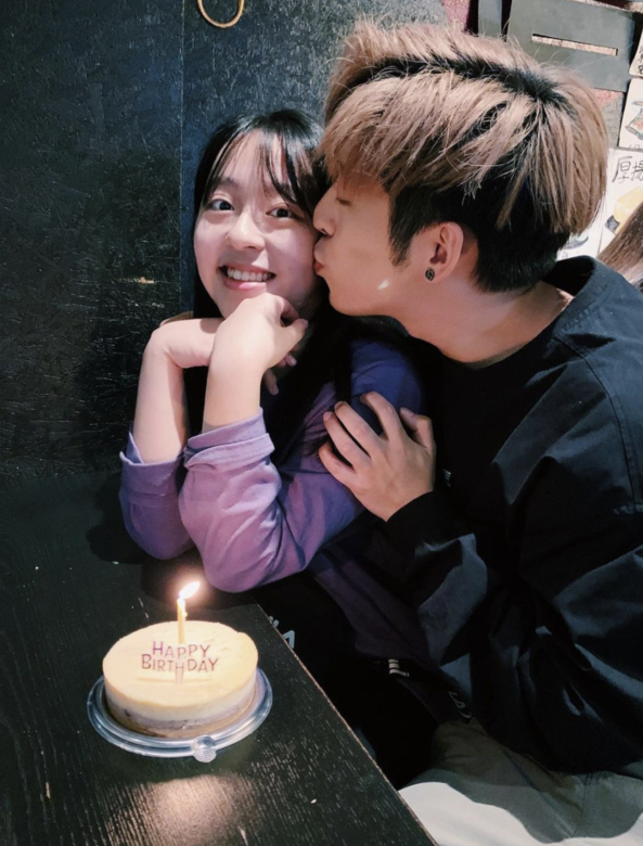 妹妹生日,這一次到Edan為妹妹慶祝,他更肉緊地摟著妹妹和親她的面珠! 妹妹生日,這一次到Edan為妹妹慶祝,他更肉緊地摟著妹妹和親她的面珠!