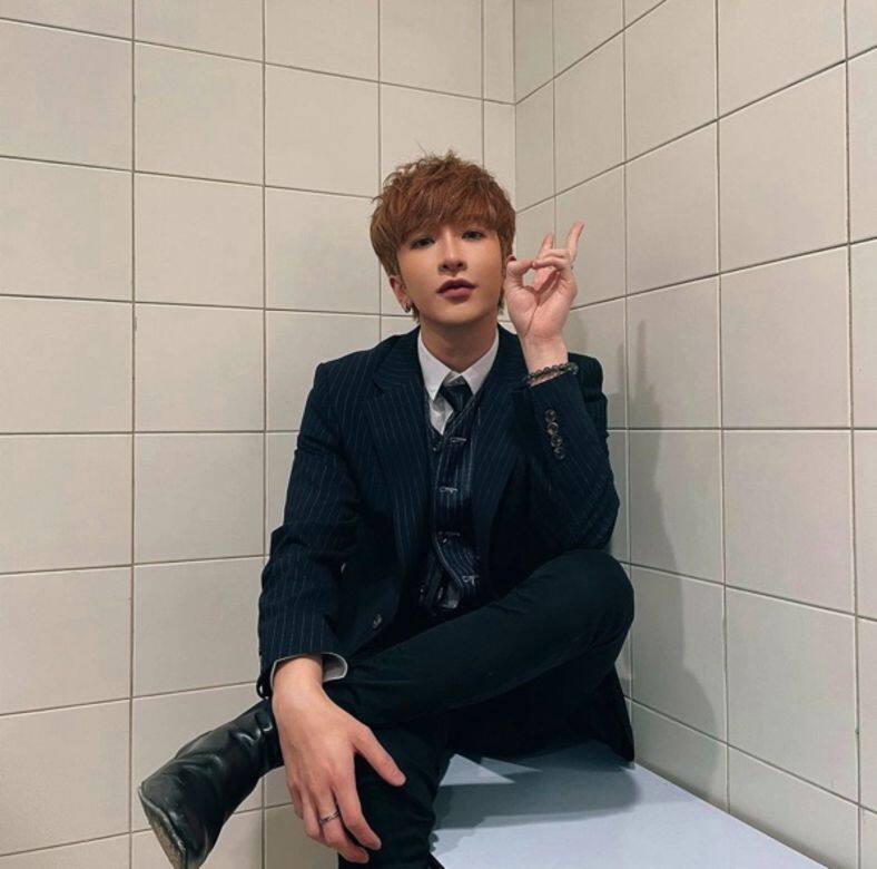 Anson Lo的西裝穿搭在窄腳褲配短靴,穿出Dior Men與Saint Laurent的型格瘦男風。 Anson Lo的西裝穿搭在窄腳褲配短靴,穿出Dior Men與Saint Laurent的型格瘦男風。