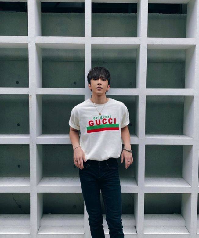 Anson Lo是眾多Mirror成員中最愛買的,愛以時尚大牌作hi-lo混搭,Gucci T恤配窄褲 Anson Lo是眾多Mirror成員中最愛買的,愛以時尚大牌作hi-lo混搭,Gucci T恤配窄褲