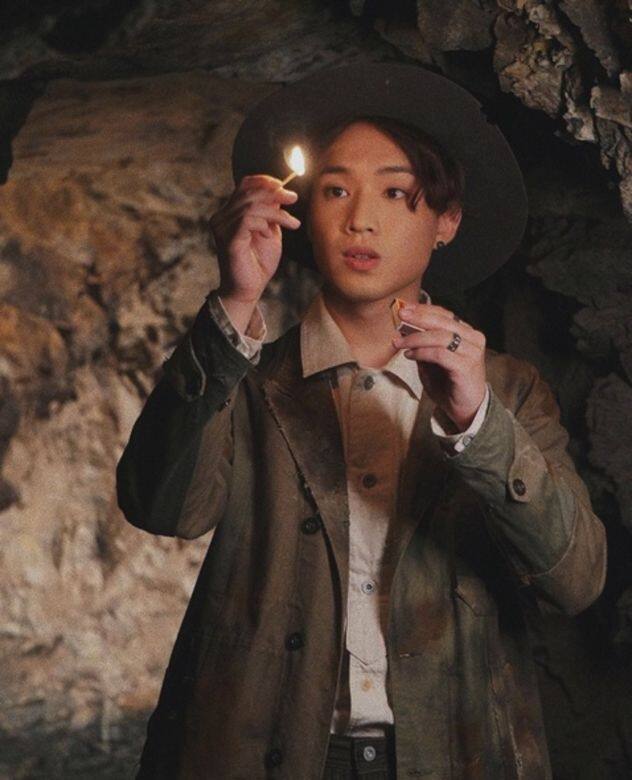 去年一口氣以三首《物語》系列的歌唱作品單飛,Jer為配合MV意境,以大地色 去年一口氣以三首《物語》系列的歌唱作品單飛,Jer為配合MV意境,以大地色
