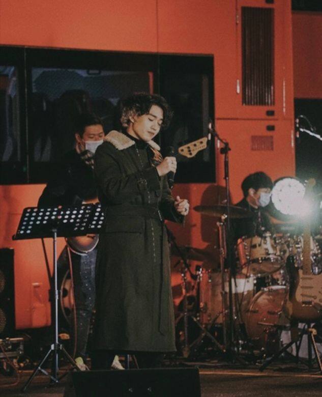 曲髮與白色髮尾成為Jer單飛後的形象記憶點,在沒戴帽的情況下,都能突 曲髮與白色髮尾成為Jer單飛後的形象記憶點,在沒戴帽的情況下,都能突