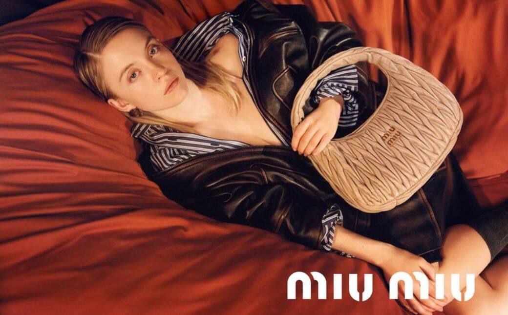全新「Miu Wander包款」採用觸感豐富且柔軟的Matelassé皮革悉心製作,一眼就能辨識出Miu Miu標誌性經典的皺褶設計,以曲線強調嫵媚氣質,兼具玩味與典雅兩種截然不同的風格! 全新「Miu Wander包款」採用觸感豐富且柔軟的Matelassé皮革悉心製作,一眼就能辨識出Miu Miu標誌性經典的皺褶設計,以曲線強調嫵媚氣質,兼具玩味與典雅兩種截然不同的風格!