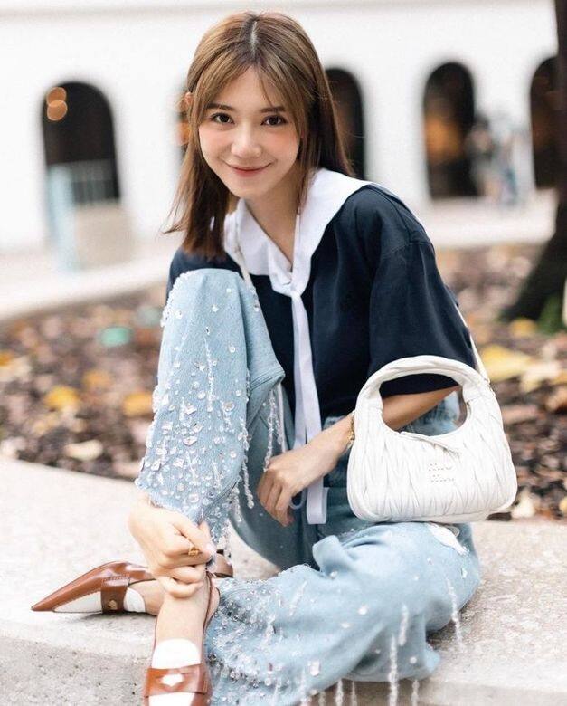 Elva Ni 倪晨曦 兼具演員、節目主持、廣告代言人、模特兒、Youtuber和瑜伽導師多重身分的倪晨曦,穿上可愛的法式水手領上衣配上造型感十足的淺色牛仔長褲,拎著白色Miu Wander手袋演繹出法國女生渾然天成、不過於用力的時尚氣質。 Elva Ni 倪晨曦 兼具演員、節目主持、廣告代言人、模特兒、Youtuber和瑜伽導師多重身分的倪晨曦,穿上可愛的法式水手領上衣配上造型感十足的淺色牛仔長褲,拎著白色Miu Wander手袋演繹出法國女生渾然天成、不過於用力的時尚氣質。