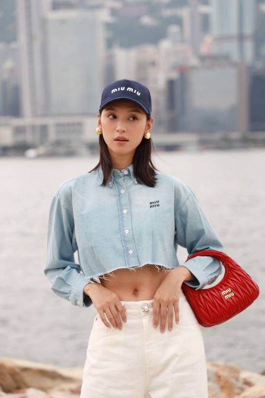 Louise Wong 王丹妮 在電影《梅艷芳》中飾演梅艷芳而為人熟識的演員王丹妮,文青氣質的她難得露出健康身材,並以俏皮又青春的棒球帽搭配紅色Miu Wander手袋,帥氣又時尚的造型讓許多粉絲不禁稱讚好看,也是許多女生參考的日常穿搭Look,輕易就能帶出整體穿搭重點。 Louise Wong 王丹妮 在電影《梅艷芳》中飾演梅艷芳而為人熟識的演員王丹妮,文青氣質的她難得露出健康身材,並以俏皮又青春的棒球帽搭配紅色Miu Wander手袋,帥氣又時尚的造型讓許多粉絲不禁稱讚好看,也是許多女生參考的日常穿搭Look,輕易就能帶出整體穿搭重點。