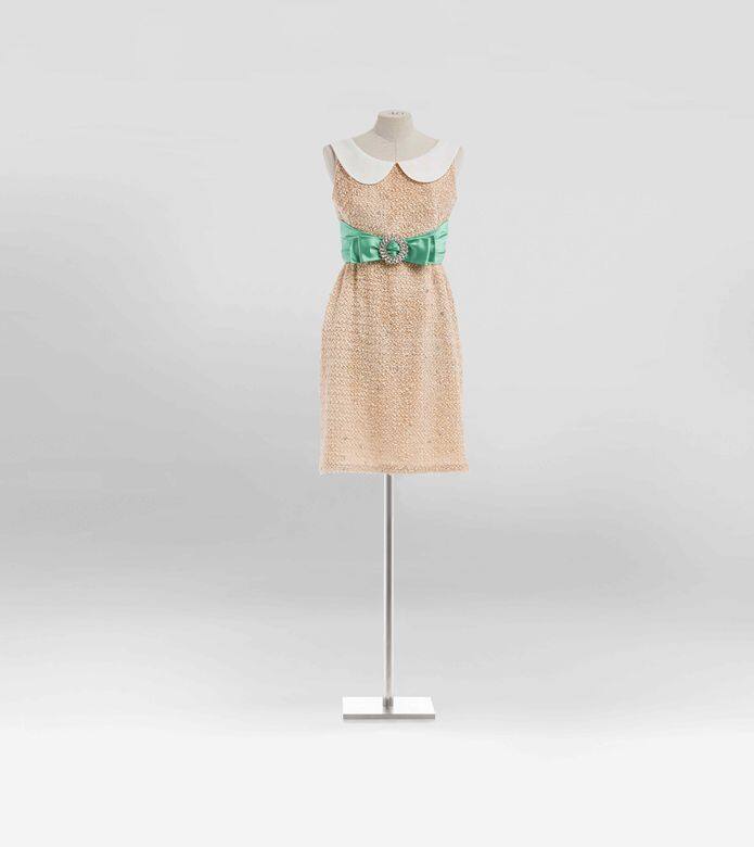如這件源於60年代的禮服,品牌為經典設計加上白色真絲縐紗領子,以及 如這件源於60年代的禮服,品牌為經典設計加上白色真絲縐紗領子,以及