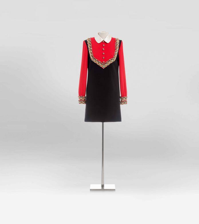 這件60年代擁有繡花的珊瑚紅色縐紗裇衫、黑色裙裝和白領款式，也將在