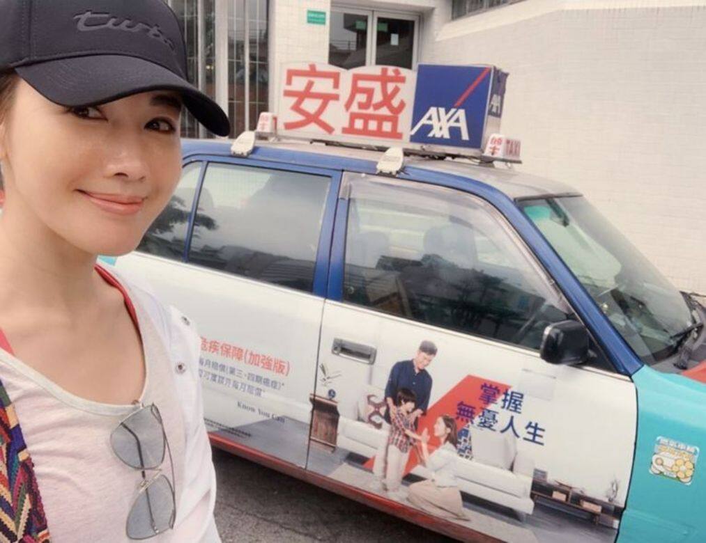 想令臉型拉長,應該露出頸部和鎖骨,露出多一點肌膚和纖細的鎖骨,有助 想令臉型拉長,應該露出頸部和鎖骨,露出多一點肌膚和纖細的鎖骨,有助