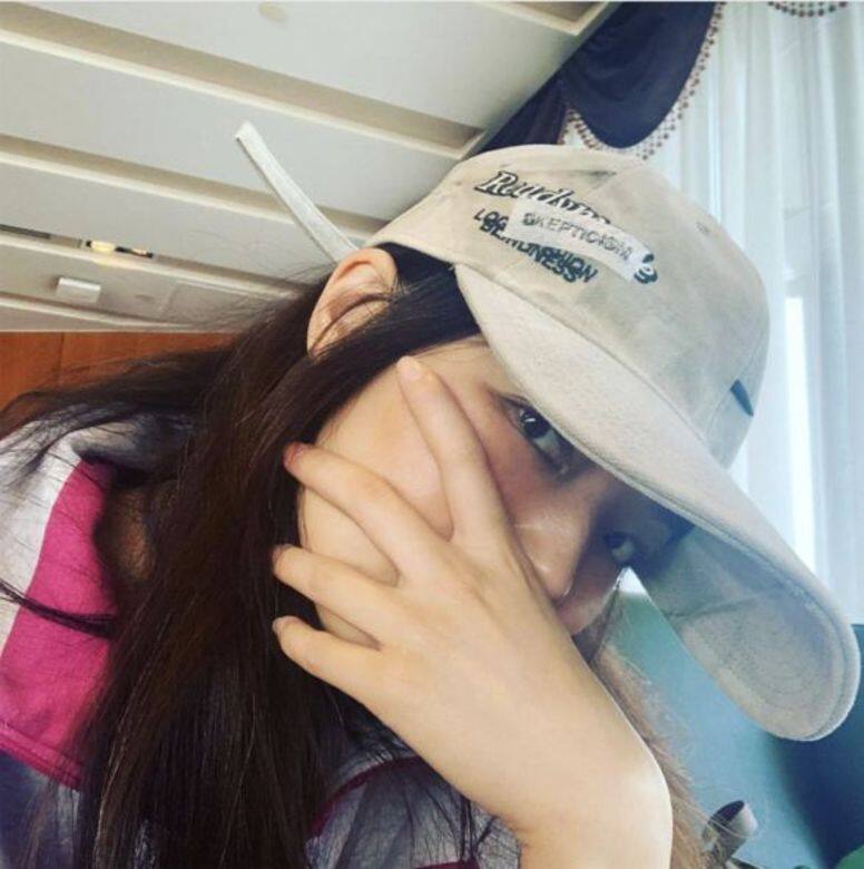 相信受到明星的影響,很多人都喜歡把Cap帽蓋得低低,大面積遮掩臉龐和 相信受到明星的影響,很多人都喜歡把Cap帽蓋得低低,大面積遮掩臉龐和