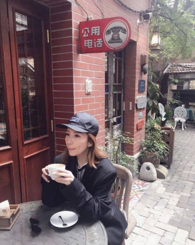 有時候戴帽是為了掩飾Bad hair day,但Cap帽不適合扁塌的頭髮,因為扁塌、缺乏 有時候戴帽是為了掩飾Bad hair day,但Cap帽不適合扁塌的頭髮,因為扁塌、缺乏