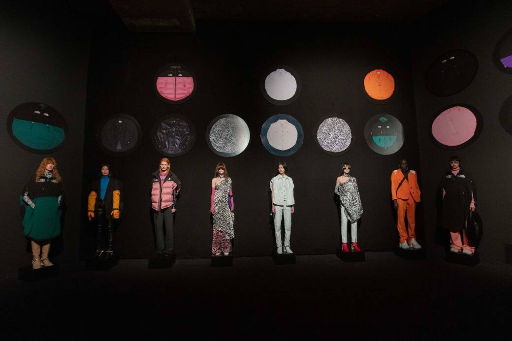 圖中牆壁上展現了系列不少設計作品,心水清便會窺探得到品牌今回正 圖中牆壁上展現了系列不少設計作品,心水清便會窺探得到品牌今回正