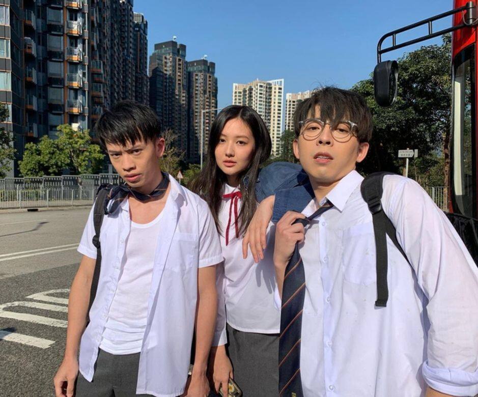 在Edan首支單曲《E先生連環不幸事件》的MV中,Edan、Mandy和Locker林家熙展開一段三 在Edan首支單曲《E先生連環不幸事件》的MV中,Edan、Mandy和Locker林家熙展開一段三