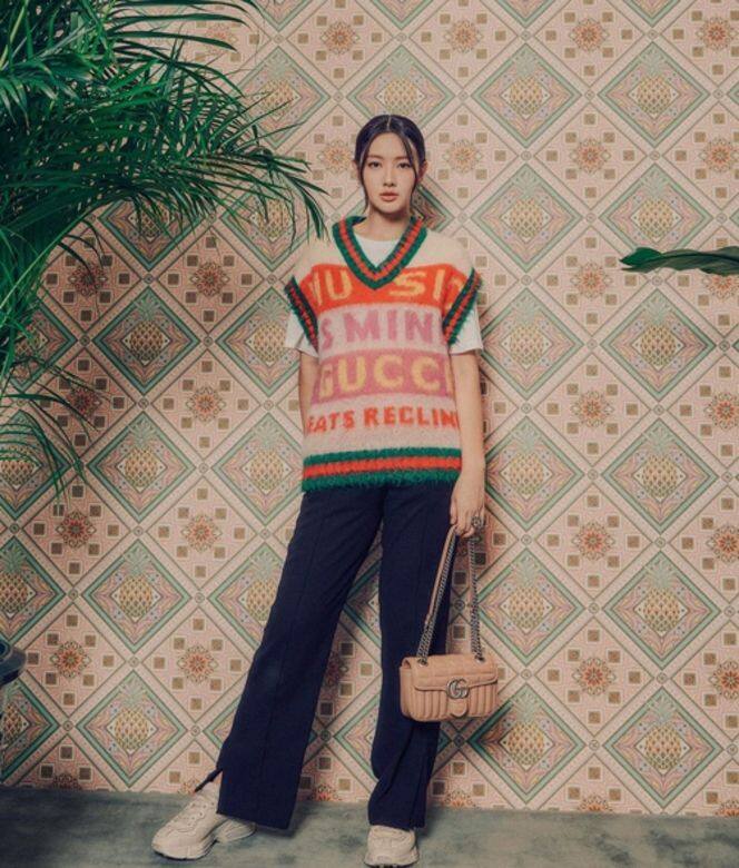 紮起頭髮的Mandy,一身復古迷人的打扮展現率性美。Gucci 100絨面馬海毛馬背心 紮起頭髮的Mandy,一身復古迷人的打扮展現率性美。Gucci 100絨面馬海毛馬背心