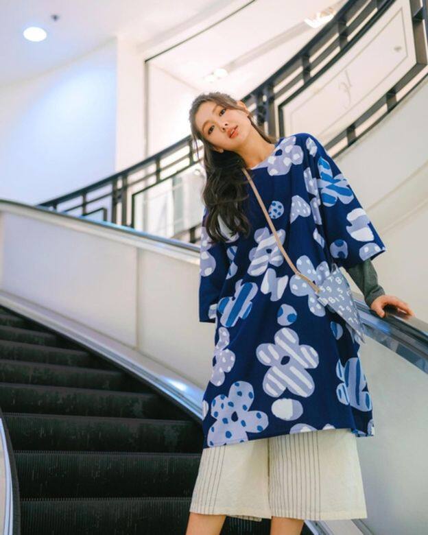 SOU・SOU的和風花花圖案非常切合Mandy青春的氣質,寬鬆剪裁的長身上衣與 SOU・SOU的和風花花圖案非常切合Mandy青春的氣質,寬鬆剪裁的長身上衣與
