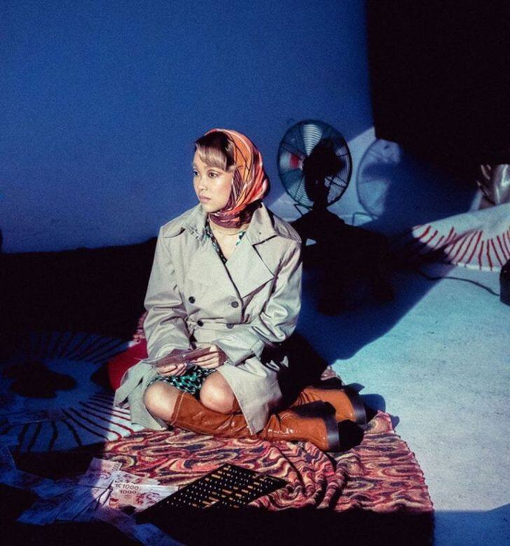Moon在《Lately》MV飾演一位女大盜，乾濕褸內襯一條幾何圖案和啡色長靴，佩戴橙