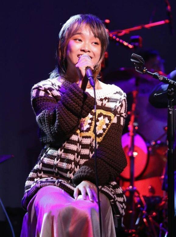Moon在音樂會穿上Miu Miu鉤織羊毛毛衣，寬鬆的剪裁隨性舒適，厚重的毛衣配