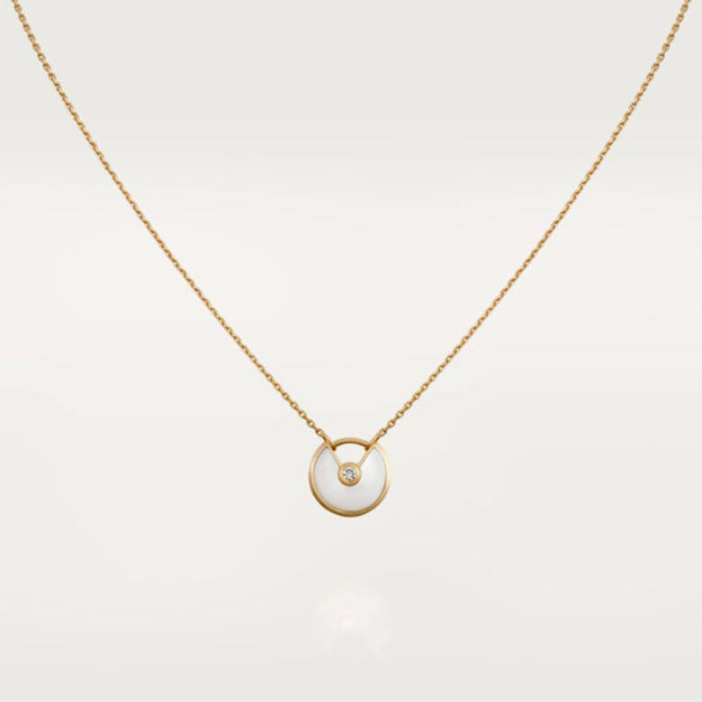 Cartier的Amulette de Cartier系列被譽為代表珍貴幸運護身符，18K黃金、鑽石以及珍珠貝
