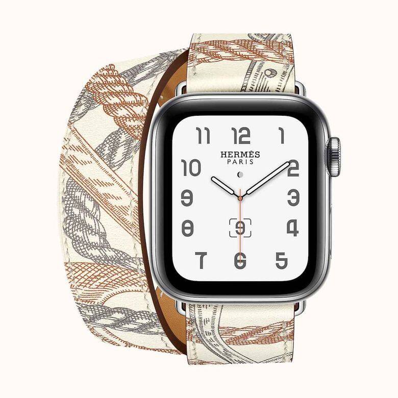 第五代Apple Watch Hermès系列, 錶帶是Della Cavalleria絲巾印花,以小牛皮製成,與錶盤色調相 第五代Apple Watch Hermès系列, 錶帶是Della Cavalleria絲巾印花,以小牛皮製成,與錶盤色調相
