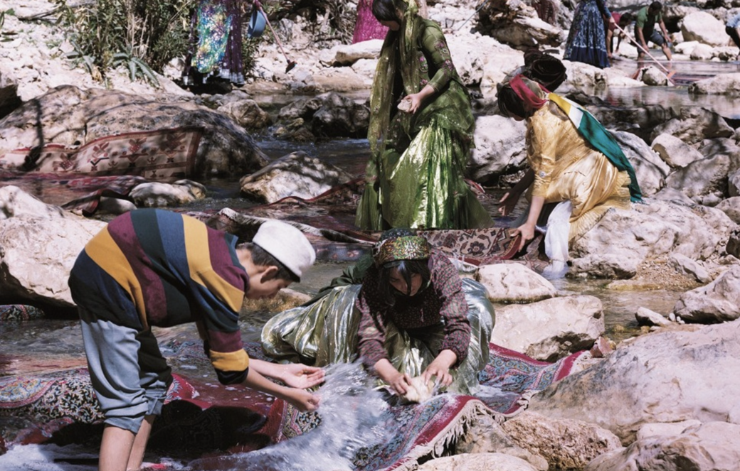 如這張照片，就記錄了伊朗在過新年前，村裡的人聚集在河邊一起清洗地