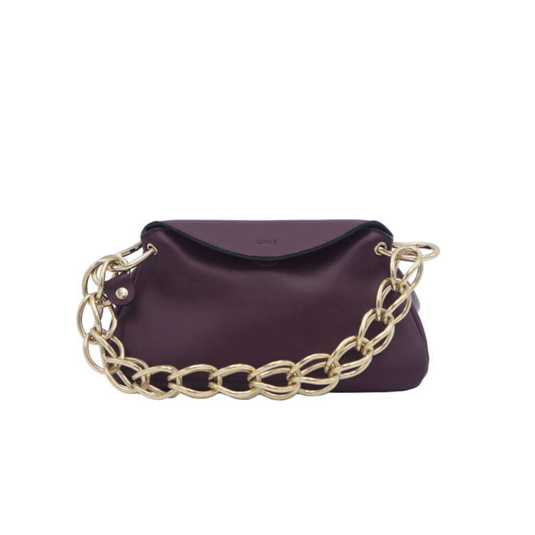 由Gabriela Hearst掌舵的Chloe展現出不羈浪人風格別具一格,這個Juana mini bag就是出自她 由Gabriela Hearst掌舵的Chloe展現出不羈浪人風格別具一格,這個Juana mini bag就是出自她