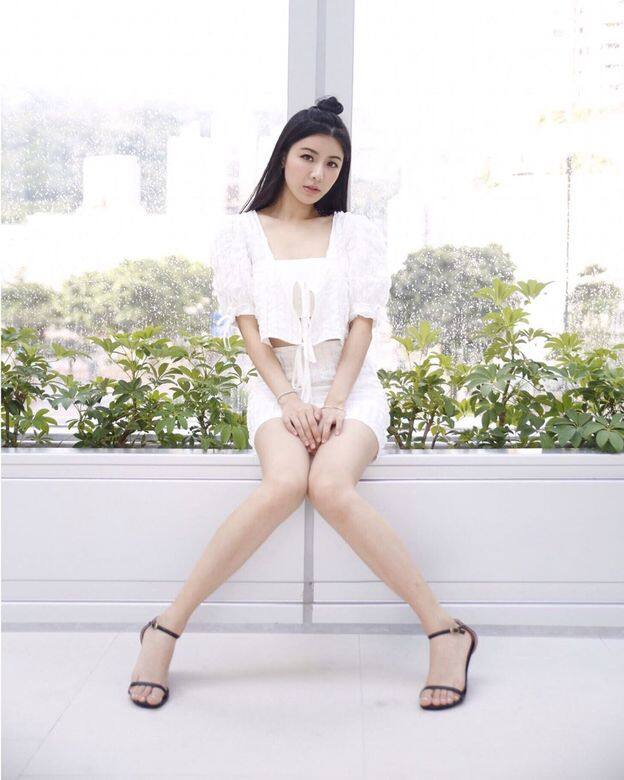 其實Shirley並非不能carry白色,相反她天生一副不吃人間煙火的臉龐,很容易營 其實Shirley並非不能carry白色,相反她天生一副不吃人間煙火的臉龐,很容易營