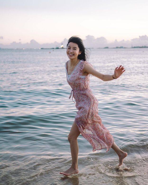 夕陽下,Shirley穿上雪紡碎花背心連衣裙在海灘踱步,迎著海風露出微笑,男士 夕陽下,Shirley穿上雪紡碎花背心連衣裙在海灘踱步,迎著海風露出微笑,男士