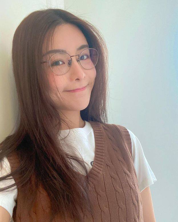 大地色系Earth tone和圓櫃眼鏡,也是文青造型常見的元素,配合Shirley的文青女神 大地色系Earth tone和圓櫃眼鏡,也是文青造型常見的元素,配合Shirley的文青女神