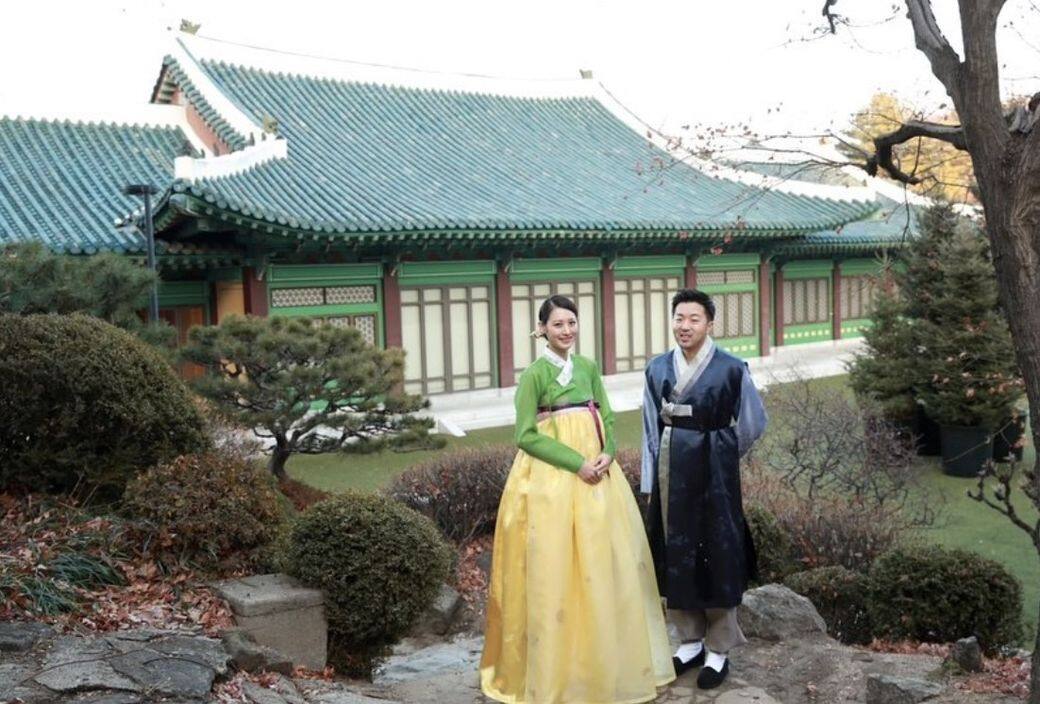 在一生一次的結婚時刻，秀賢在婚禮中穿上絕美韓服，彷彿化身古裝劇裡