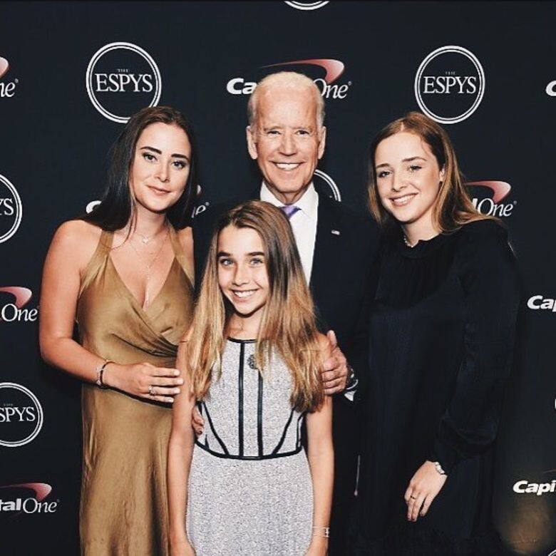 拜登次子肯特與首任妻子Kathleen一共誕下三名女兒Naomi、Finnegan和Maisy, 拜登次子肯特與首任妻子Kathleen一共誕下三名女兒Naomi、Finnegan和Maisy,