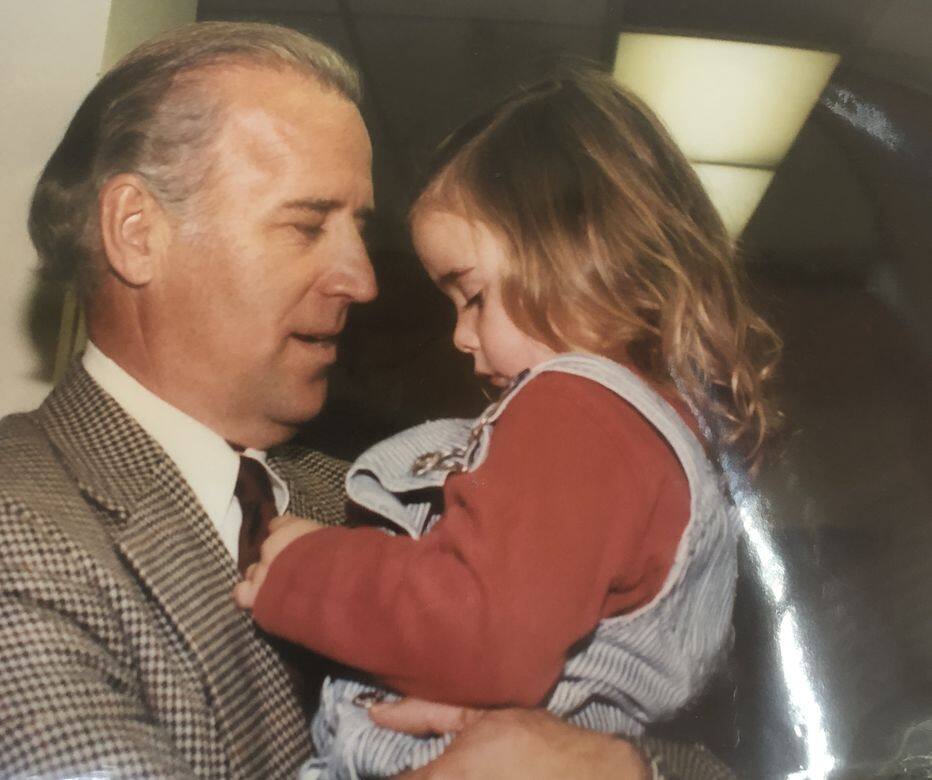 拜登家族不只一位Naomi,他與第一任妻子Neilia所生的長女是Naomi Christina Biden,於1972年在 拜登家族不只一位Naomi,他與第一任妻子Neilia所生的長女是Naomi Christina Biden,於1972年在