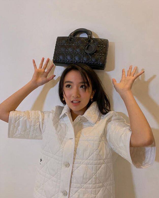 就算是Dior 2022度假系列,以希臘女神為設計靈感的服裝,於她的身上展現出 就算是Dior 2022度假系列,以希臘女神為設計靈感的服裝,於她的身上展現出