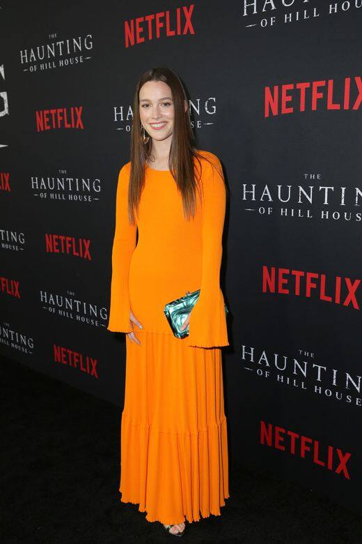 出席《The Haunting of Hill House》首映活動時，身穿一條鮮橙色連身裙亮相，形象與她的笑