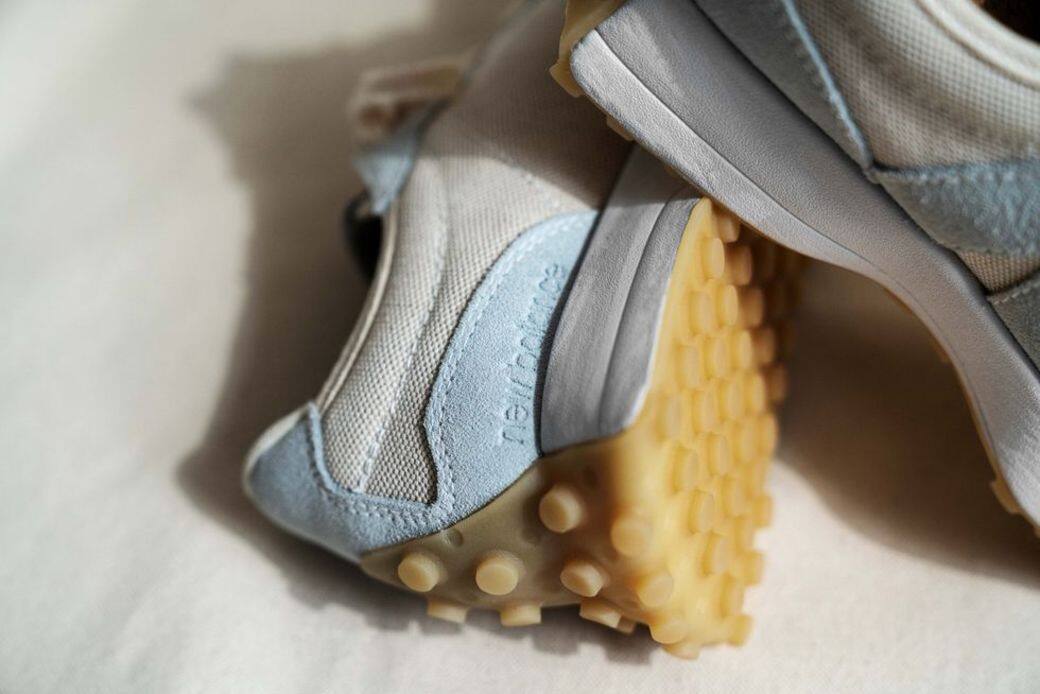 New Balance 327其實是一款復刻波鞋,最早於2020年巴黎時裝周登場,它結合了品牌 New Balance 327其實是一款復刻波鞋,最早於2020年巴黎時裝周登場,它結合了品牌