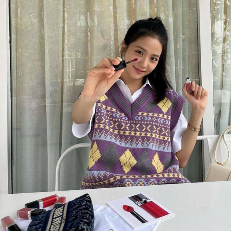 Blackpink Jisoo向來的形象都偏向溫柔乖巧,輕學園風是她經常穿的風格,這身短袖 Blackpink Jisoo向來的形象都偏向溫柔乖巧,輕學園風是她經常穿的風格,這身短袖