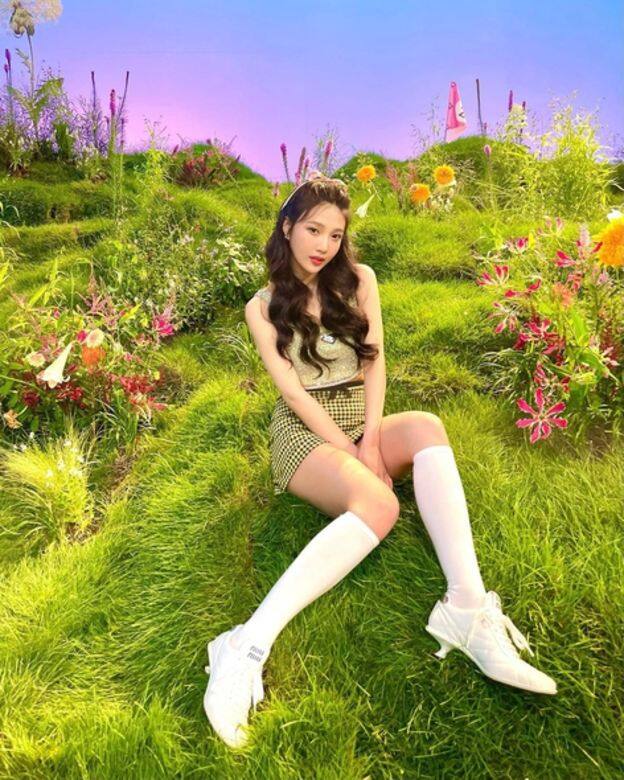 韓國女團的青春活潑造型是很好的減齡穿搭,Red Velvet Joy的格仔短裙襯波鞋 韓國女團的青春活潑造型是很好的減齡穿搭,Red Velvet Joy的格仔短裙襯波鞋