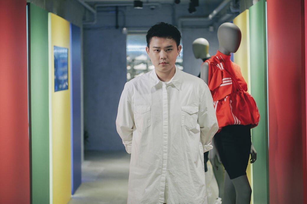 香港設計師Heisan Hung畢業於中央聖馬丁學院（Central Saint Martins）的織品設計學系（Textile Design），現