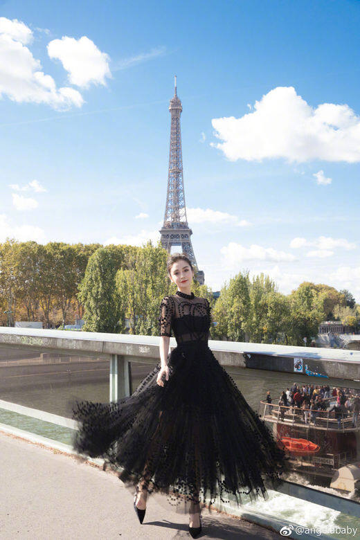 雖然近來長駐內地工作，但 Angelababy 也不時應品牌邀請飛到巴黎欣賞時裝騷。穿上美美裙裝的 Angelababy ，在巴黎鐵塔前擺出各種甫士依然駕輕就熟。