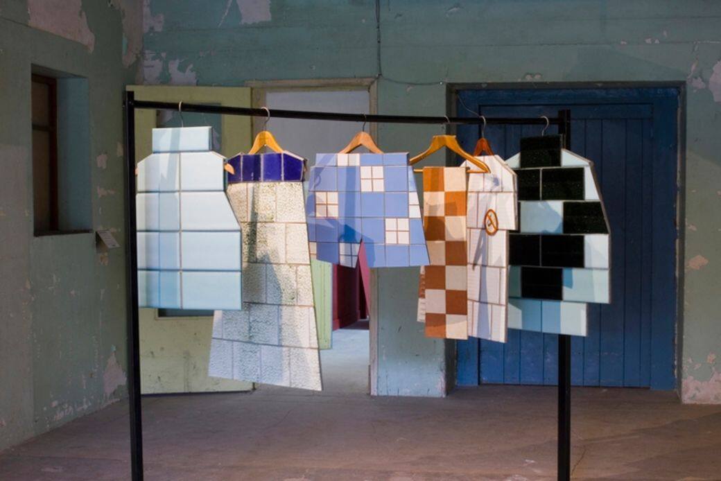圖中可見，瓷磚成功堆砌出六款不同的衣飾設計，有圍巾、T恤、大衣等。