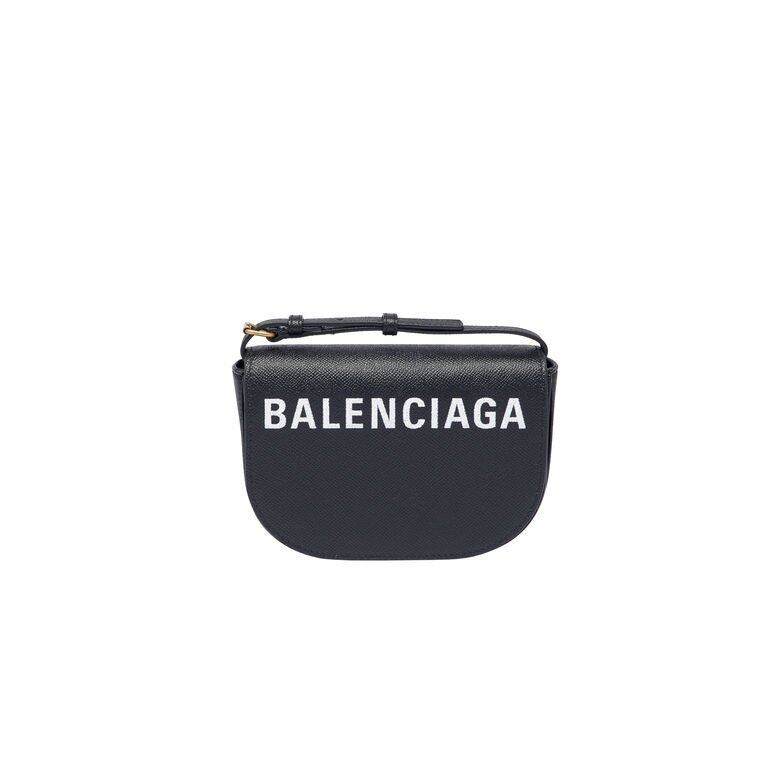 Balenciaga還推出了更易配襯的Ville Day和Ville Camera手袋，令Ville正式成為一個家族系列，同