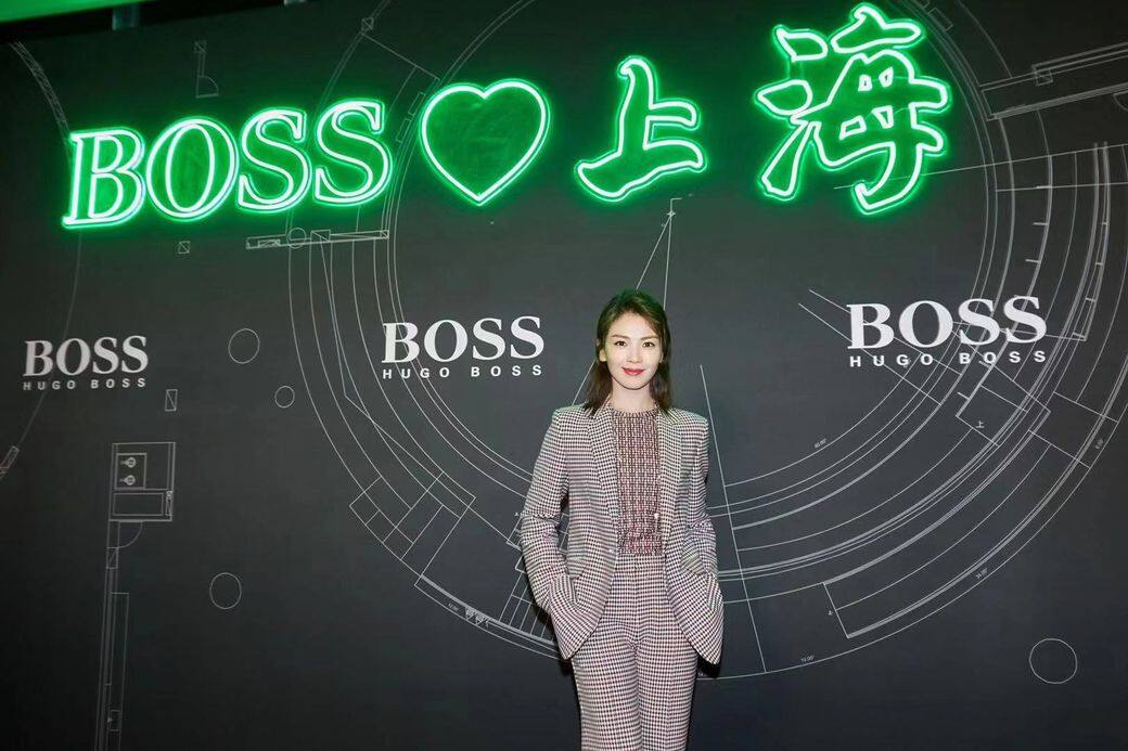 女演員劉濤都是時裝展的座上客,一身西裝出現的她霸氣十足。 女演員劉濤都是時裝展的座上客,一身西裝出現的她霸氣十足。