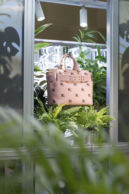 Belt Bag設計靈感源自於Burberry經典風衣的輪廓和細節，經典的味道令款色瞬間
