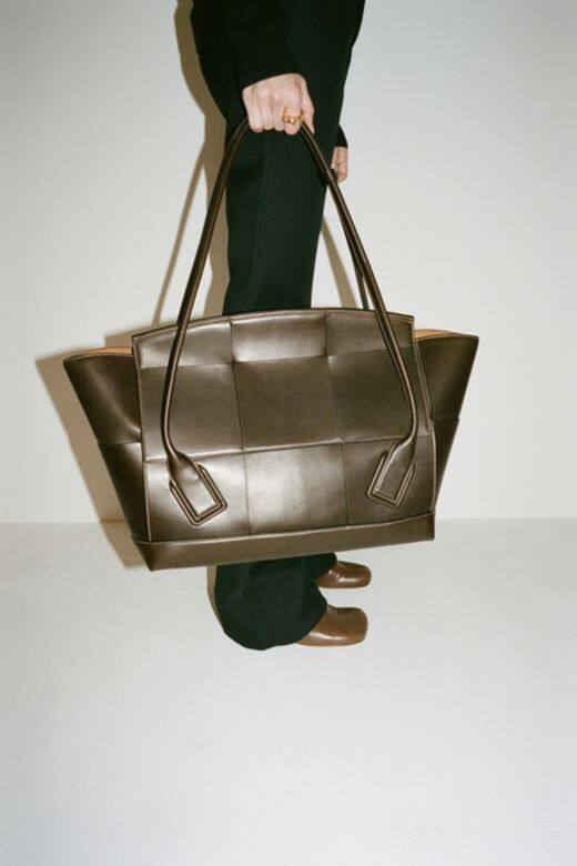 手袋作為品牌必爭之地，Daniel Lee設計惹人注目的jumbo bag，倒梯形的輪廓實在是