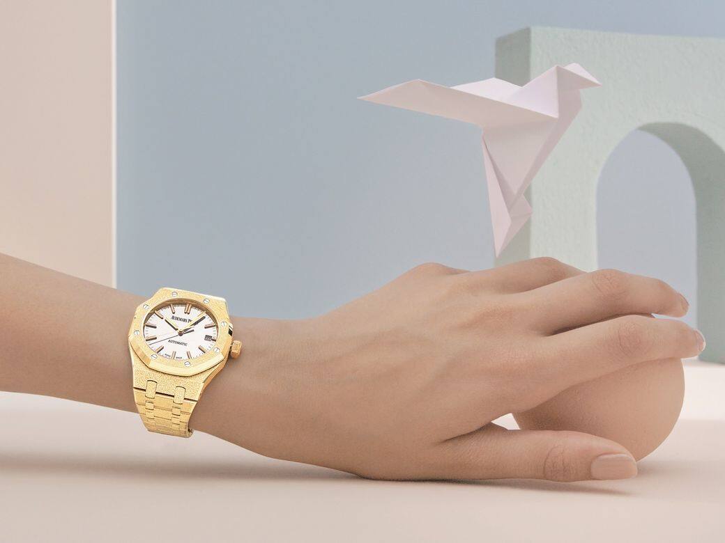 大膽創新的鏡面錶面設計，配合在黃金材質上締造鑽石粉塵效果，設計成