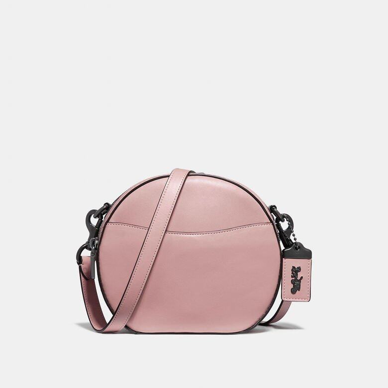 CANTEEN CROSSBODY $3,950靈感源自90年代人氣COACH經典風格,設計簡約圓潤。全新款式採用 CANTEEN CROSSBODY $3,950靈感源自90年代人氣COACH經典風格,設計簡約圓潤。全新款式採用